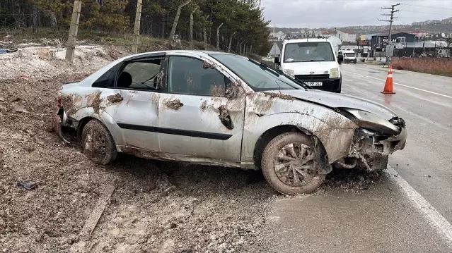 Eskişehir'de Yağışlı Havada Kaza: 3 Kişi Yaralandı