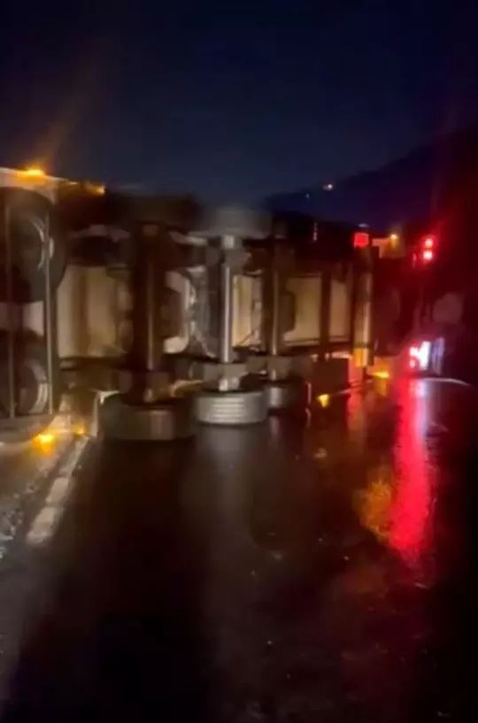 Adapazarı D-650 Karayolu'nda 3 Tırın Karıştığı Zincirleme Kaza Trafiği Durdurdu