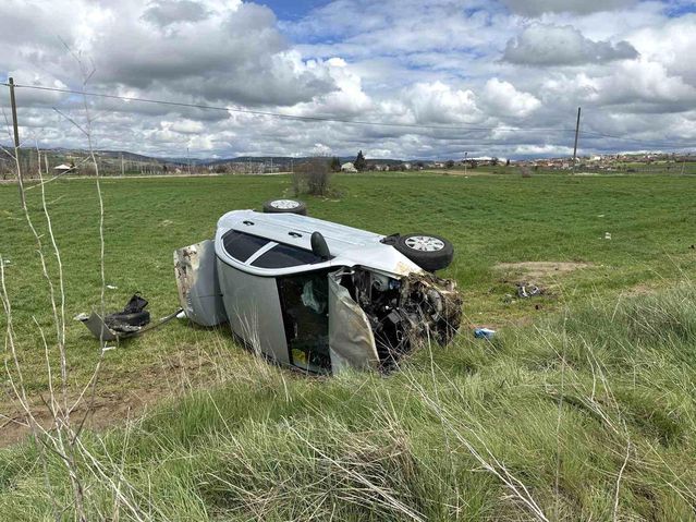 Uşak'ta Otomobil Tarlaya Devrildi: Aynı Aileden 4 Kişi Yaralandı