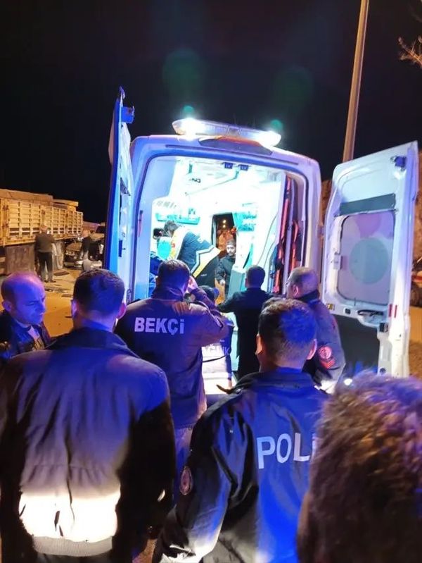 Mardin Yeşilli'de Park Halindeki Tıra Çarpan Otomobilde 5 Kişi Yaralandı