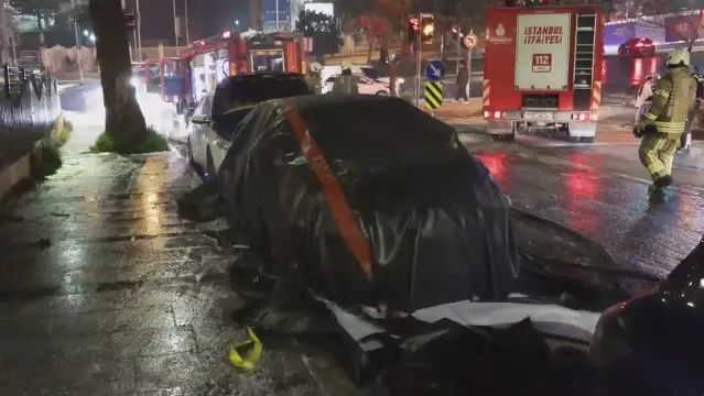 Beşiktaş'ta Park Halindeki Elektrikli Araç Yangını İki Aracı Kullanılamaz Hale Getirdi