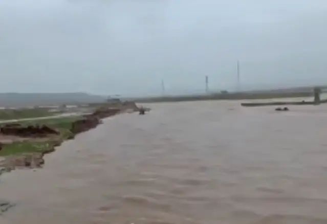 Diyarbakır'da Yoğun Sağanak Sele Yol Açtı, Köprü Sular Altında Kaldı