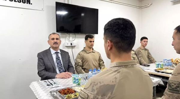 Ağrı Valisi Önder Bozkurt, Hazzep Tepe Komando Üs Bölgesi'nde İftar Yaptı