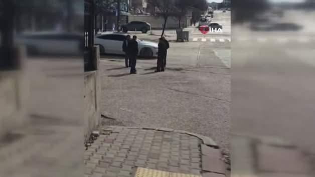 Ankara Mamak'ta Vatandaşlar Bozuk Yolları Kendi İmkânlarıyla Kapattı