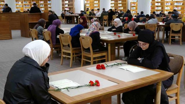 Gaziantep'te 302 Öğrenci Aynı Anda Kur'an-ı Kerim'i Hatim Edip Dualarını Sundu