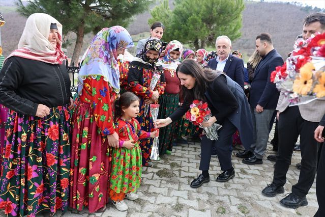 AK Parti’li Çiğdem Karaaslan Vezirköprü’de Ziyaretlerde Bulundu