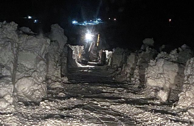 Bitlis'te Kar Yağışı Nedeniyle Saplanan Ambulans İl Özel İdaresi Tarafından Kurtarıldı
