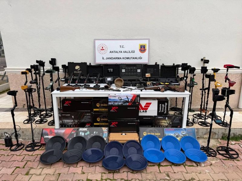 Jandarma Operasyonunda Tarihi Eserler ve Dedektörler Ele Geçirildi