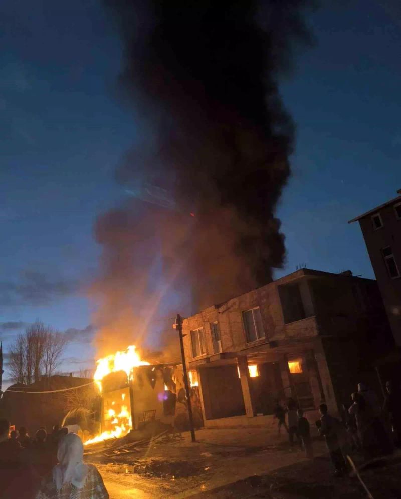 Van'da İş Yerinde Meydana Gelen Yangın Endişe Yarattı