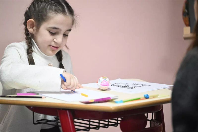 Otizmli Küçük Ressam Duru, Sanatla İletişimini Güçlendiriyor