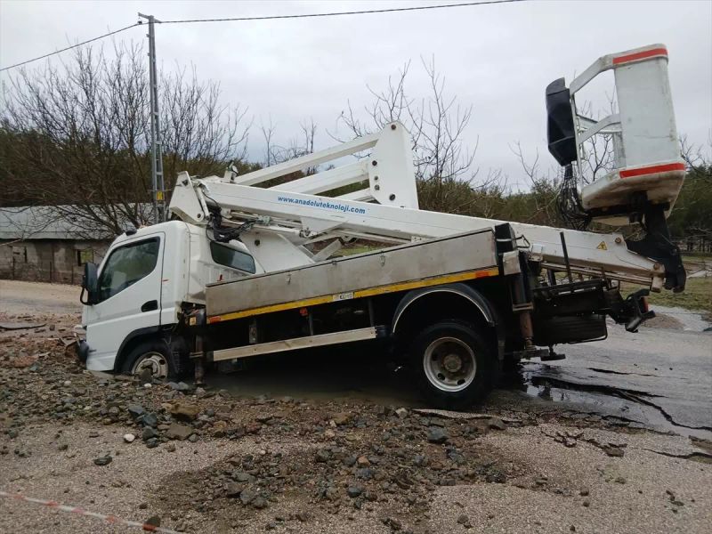 Adana Aladağ'da Patlayan Su Borusu Nedeniyle Araç Çukura Düştü