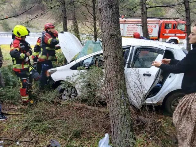 Balıkesir'de Otomobil Ormanlık Alana Uçtu: İki Kişi Yaralandı