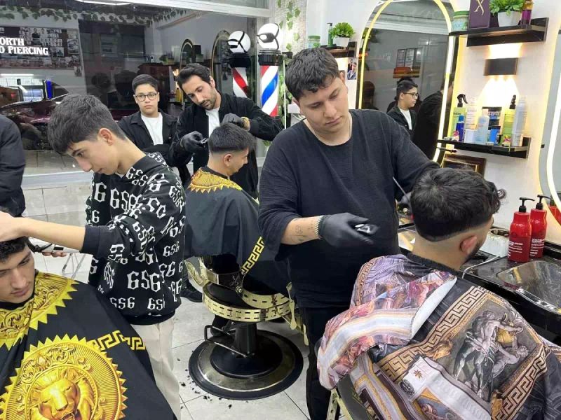 İzmir'de Berberler Ramazan Bayramı İçin 24 Saat Hizmet Veriyor