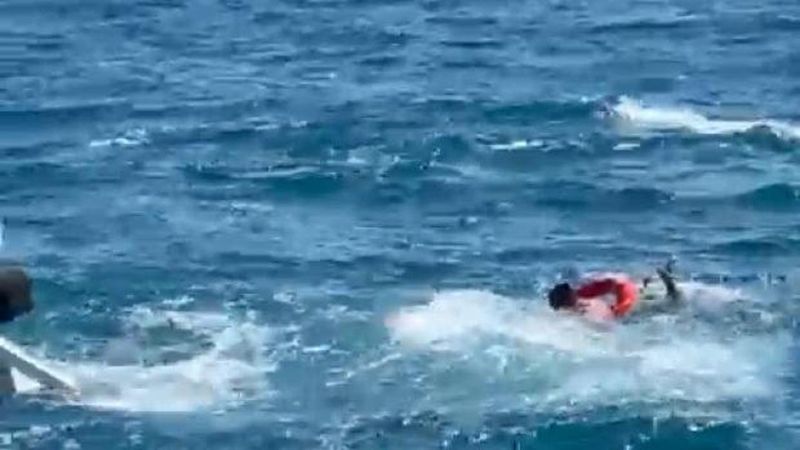 Denizde 3 Saat Yardım Bekleyen Adamı Deniz Polisi Kurtardı