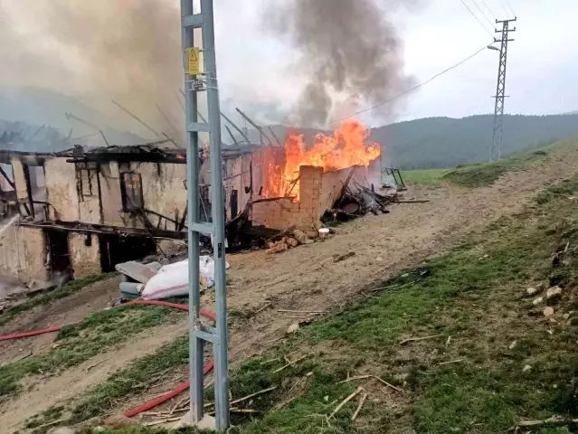 Karabük'te Ahşap Ev Yangında Kullanılamaz Duruma Geldi