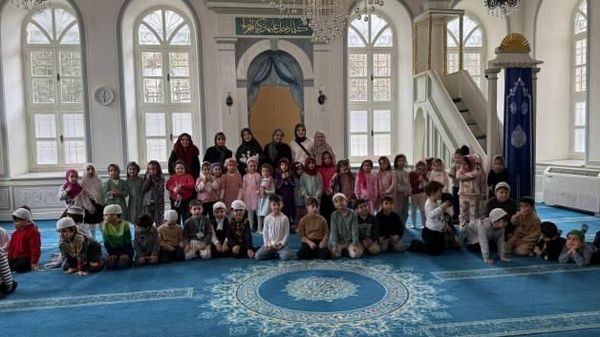 Anaokulu Öğrencileri Kuleli Kaymak Mustafa Paşa Camii'nde Hem Oyun Oynadı Hem Namaz Kıldı