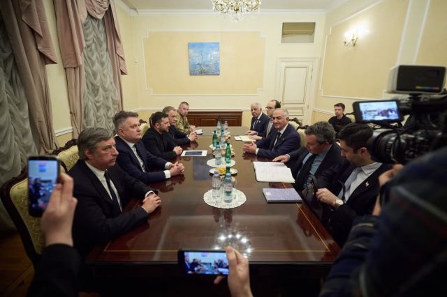 Zelenski, Paris'te Sürgündeki İran Veliaht Prensi Rıza Pehlevi ile Görüştü