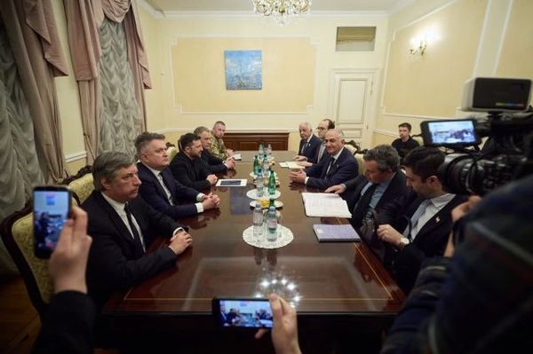 Zelenski, Paris'te Sürgündeki İran Veliaht Prensi Rıza Pehlevi ile Görüştü