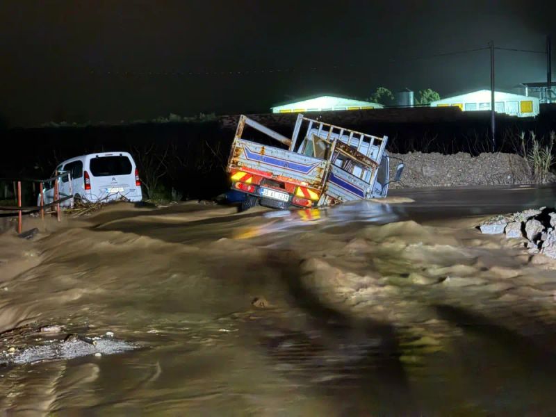 Manisa Turgutlu'da Selde Mahsur Kalan 2 Araç Kurtarıldı