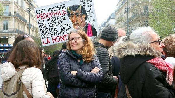 Paris'te Çocuk İstismarına Karşı Geniş Katılımlı Protesto Düzenlendi