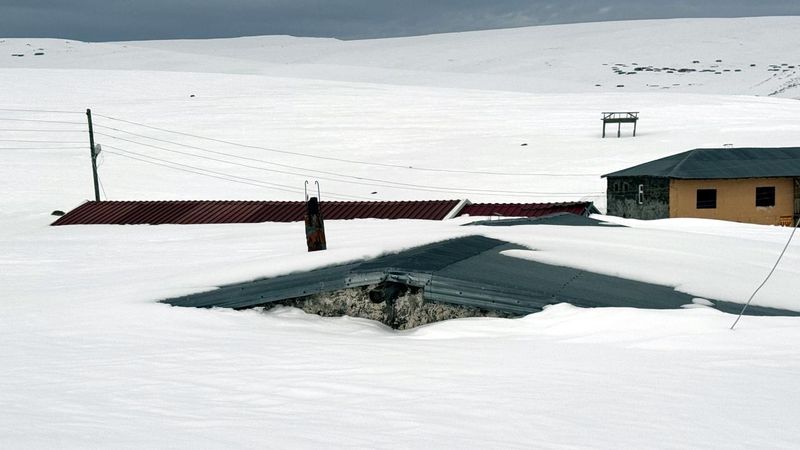 Ardahan'daki Balbulan Yaylası Evleri Nisan Ayında Karla Kaplandı
