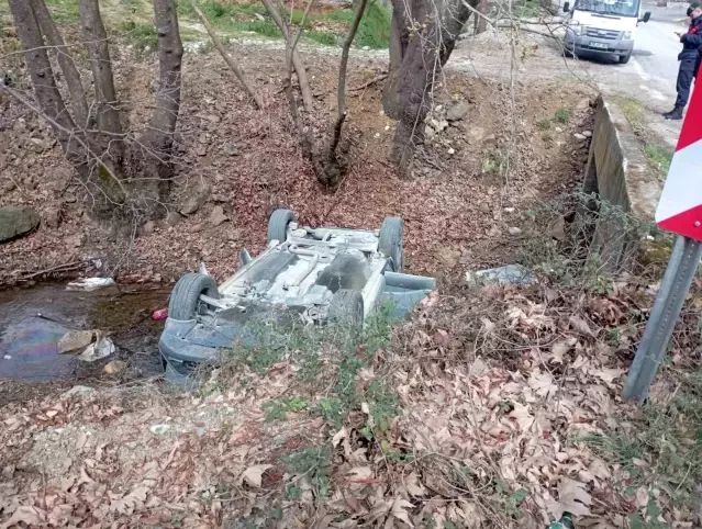 Edremit'te Otomobil Dereye Yuvarlandı: 5 Kişi Yaralandı