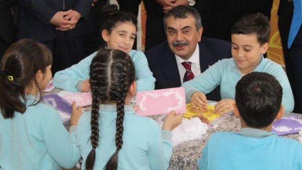 Bakan Yusuf Tekin, Aydın’da Halı Saha Sözü Verdi