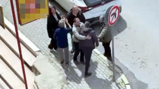 Avcılar'da Ters Yönden Gelen Sürücüyle Tartışma Çıktı, Kavga Mahalleliyi De Dahil Etti