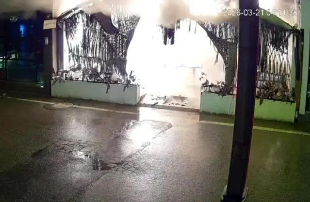 İzmit'te Bir Kafe Kundaklandı, Güvenlik Kameraları Olayı Kaydetti