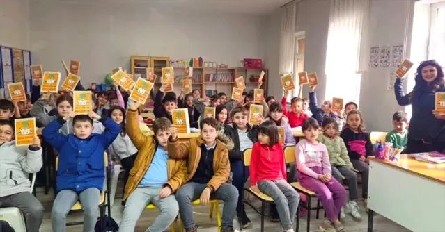 Gelibolu'da 500 Yıllık Çınar Altında Öğrenciler Kitap Okudu