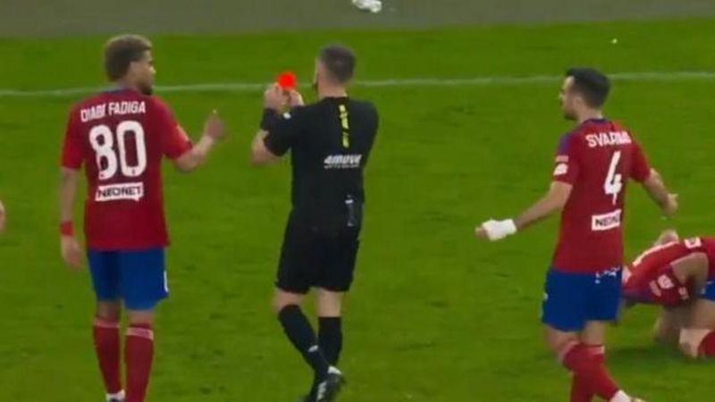 Galatasaray'ın Eski Yıldızı Podolski, Polonya'da Sadece 2 Dakika Oynadıktan Sonra Kırmızı Kart Gördü