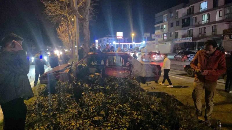 Düzce’de Refüjdeki Ağaca Çarpan Otomobilde 1 Kişi Yaralandı