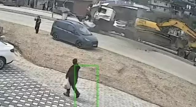 Hatay Defne’de TIR Refüje Çıkıp Sinyal Direğine Çarptı