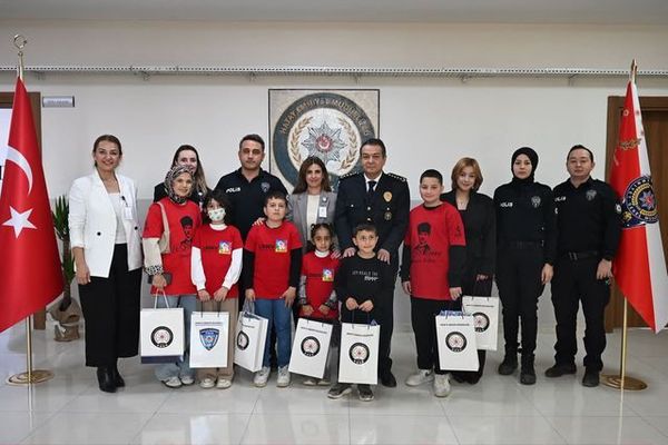 Polis Haftası'nda Çocuklara Anlamlı Ziyaret ve Hediyeler