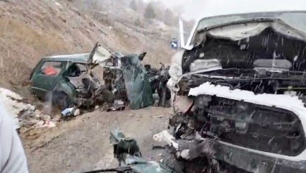 Kelkit'te Öğretmen Minibüsü ile Otomobil Çarpıştı: 1 Ölü, 9 Yaralı