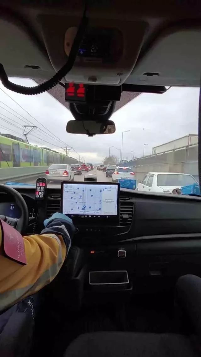 Bursa'da Ambulansa Yol Açmak İçin Fermuar Sistemiyle Acil Geçiş Koridoru Oluşturuldu