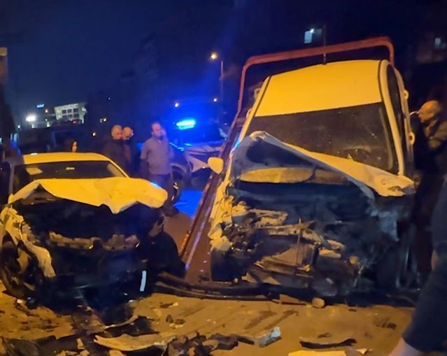 Kontrolden Çıkan Otomobil Markete Girdi, Kaza Kamerada Kaydedildi