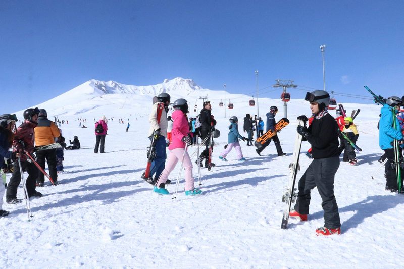 Erciyes ve Ilgaz Kış Turizminin Merkezi Oldu: Kayakseverler Pistleri Doldurdu