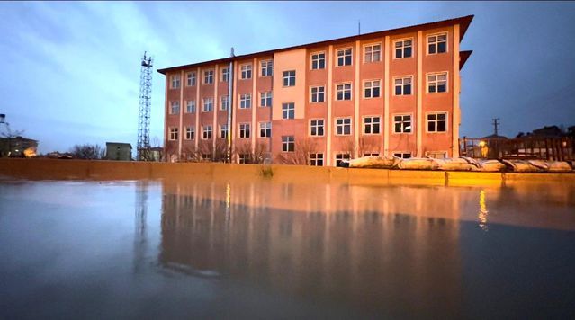 Yüksekova'da Şiddetli Sağanak Okul Bahçesini Su Baskınına Uğrattı