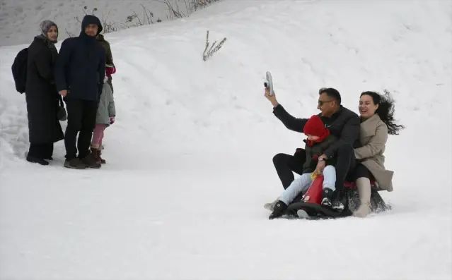 Sarıkamış Kayak Merkezi'nde Çocuklar Kızak Keyfi Yaşadı