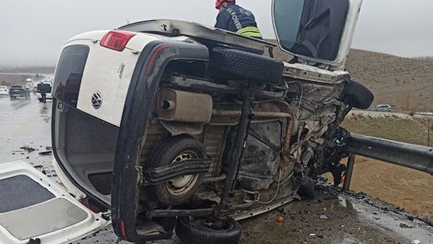 Konya'da Çarpışan Otomobil ve Hafif Ticari Araçta 2 Ölü, 4 Yaralı