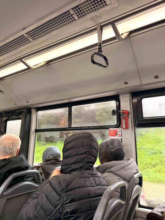 Arnavutköy-Sultangazi hattında belediye otobüsünden tavan su sızıntısı