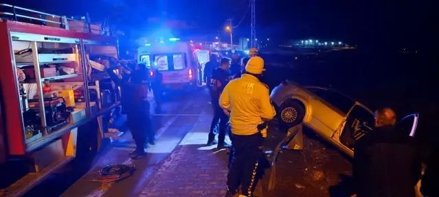 Sivas Suşehri'nde Otomobil Bariyerlere Çarptı: 2 Yaralı